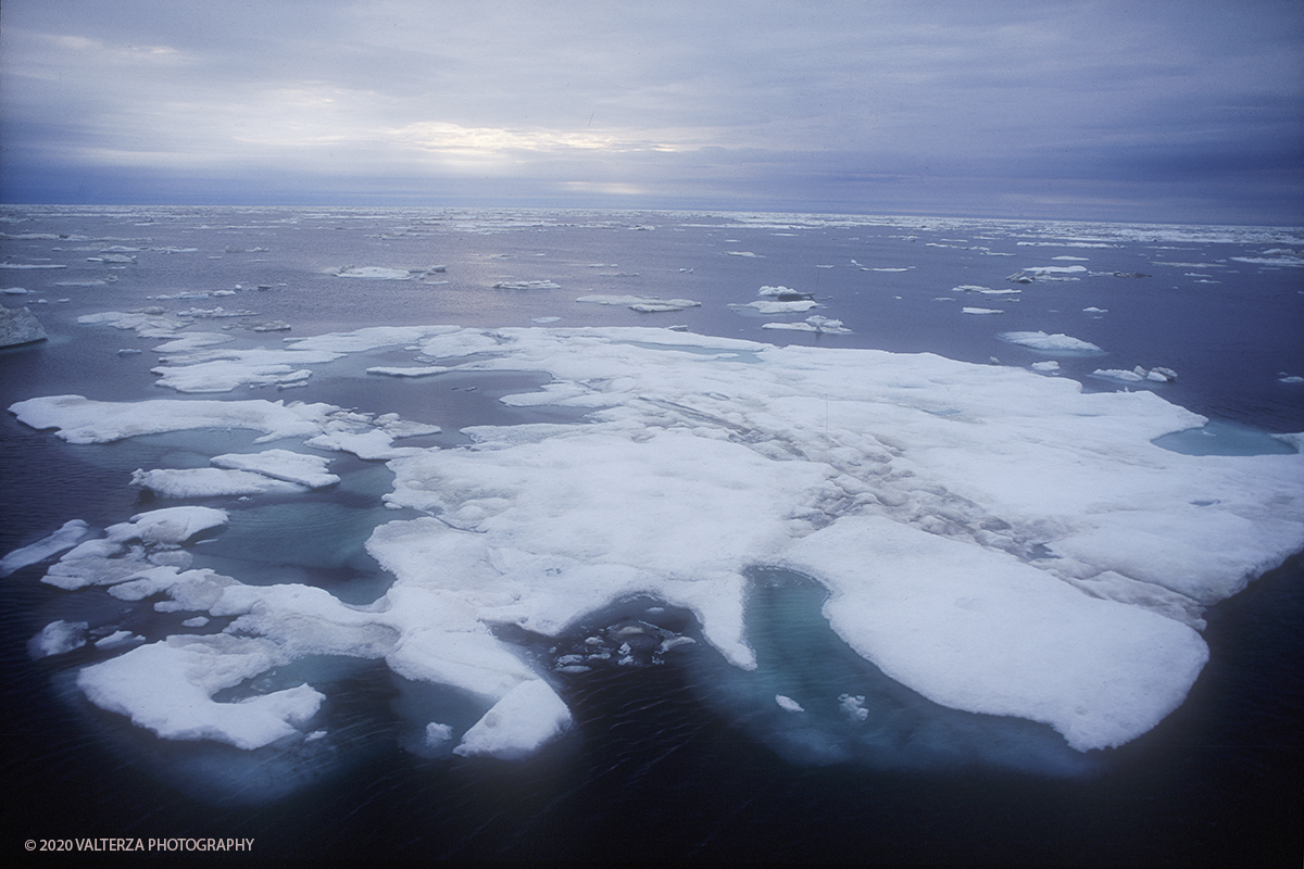 59 SIBERIA.jpg - Luglio/Agosto 1992. Siberia, terra dei Chukchi. Nell'oceano artico  125 Km a nord-est della penisola dei Chukchi (Siberia) c'Ã¨ l'isola di Wrangel, essa ospita piÃ¹ del doppio di specie vegetali (417) di qualsiasi territorio artico a paritÃ  di superficie nonchÃ¨ 30 specie diverse di uccelli oltre ad orsi polari, foche e trichechi ; per questo motivo   Ã¨ stata proclamata patrimonio dell'umanitÃ  dall'UNESCO. Nella foto Le luci dell'alba sul pack nel mare di Bering mentre si naviga verso l'isola di Wrangel